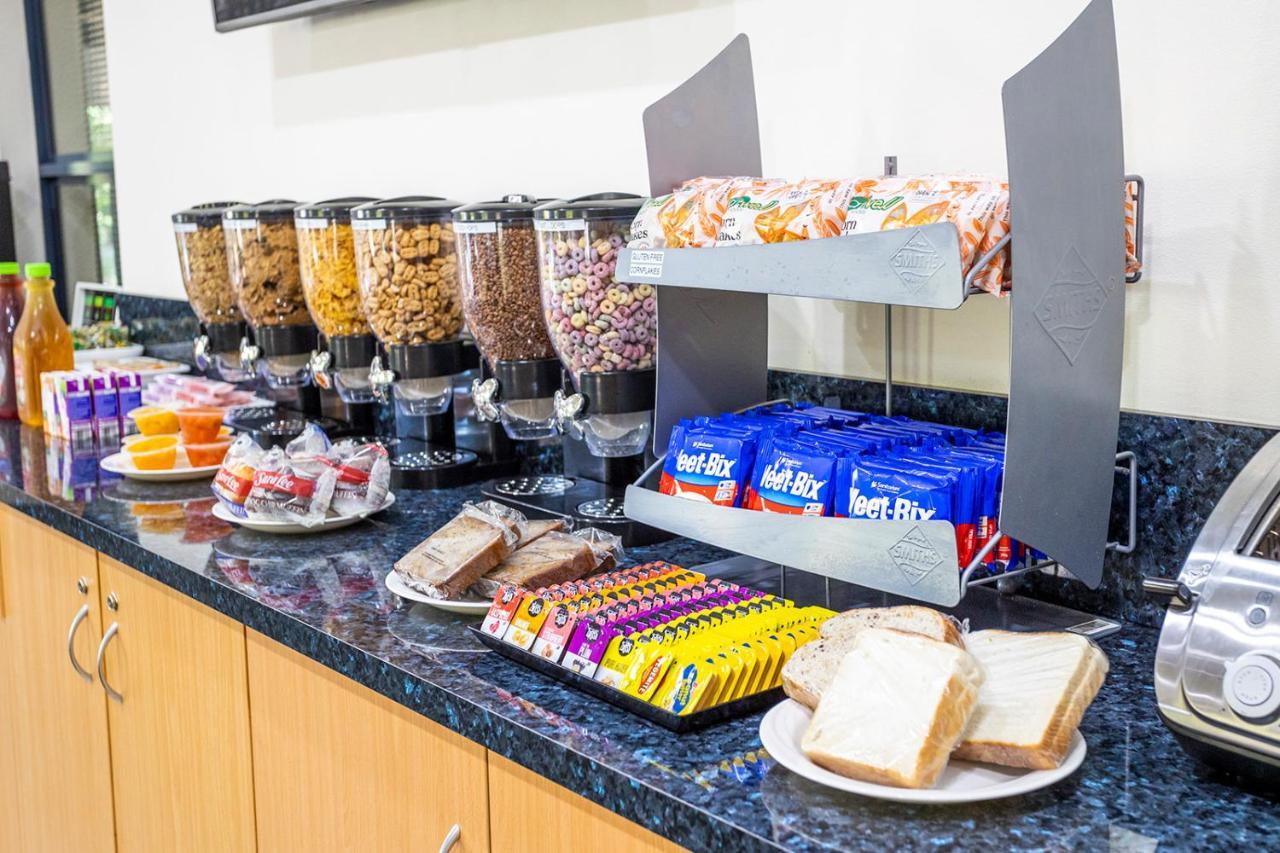 Hawkesbury Race Club Motel Windsor Dış mekan fotoğraf A cereal bar at a hotel