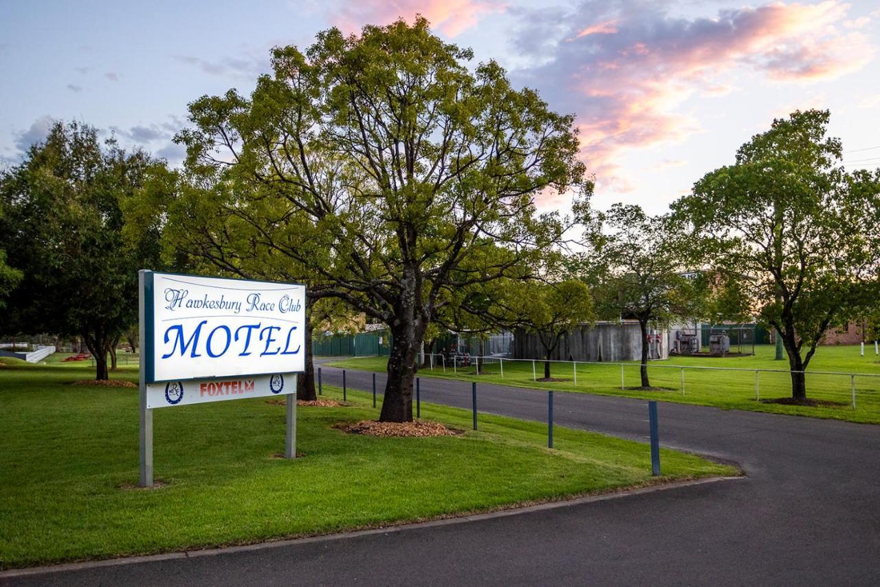 Hawkesbury Race Club Motel Windsor Dış mekan fotoğraf The entrance to the motel