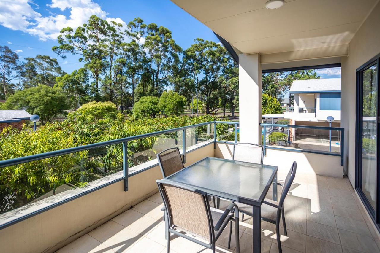 Hawkesbury Race Club Motel Windsor Dış mekan fotoğraf A balcony
