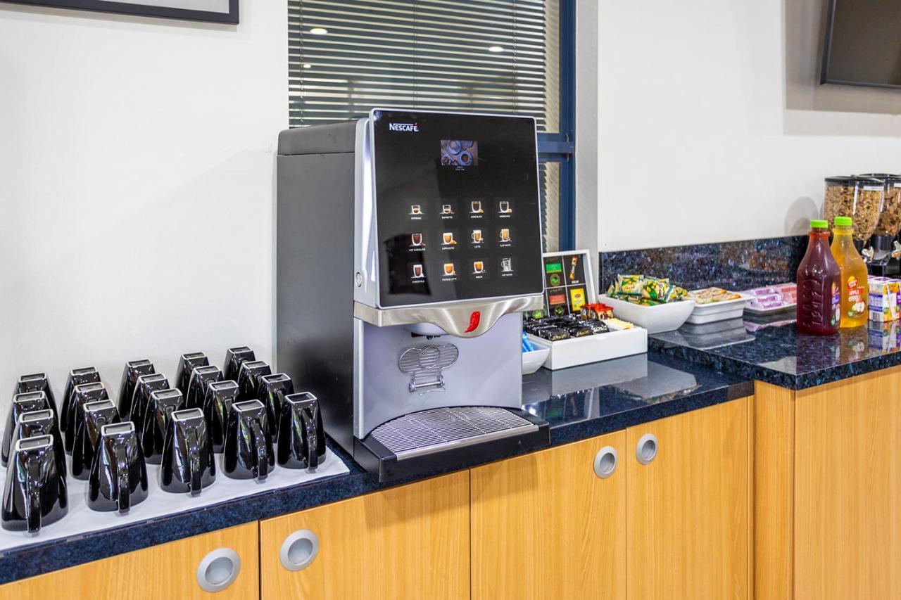 Hawkesbury Race Club Motel Windsor Dış mekan fotoğraf A coffee machine