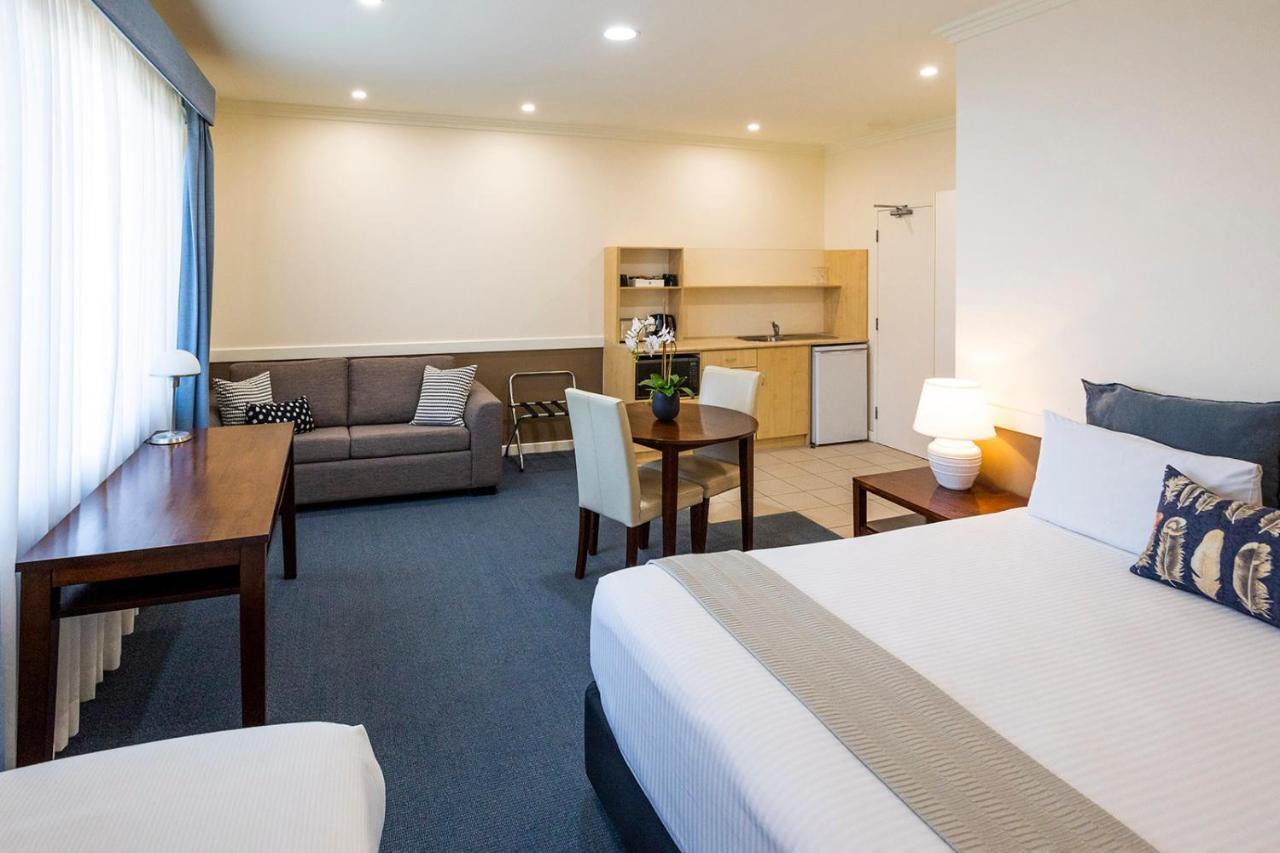 Hawkesbury Race Club Motel Windsor Dış mekan fotoğraf A typical Studio