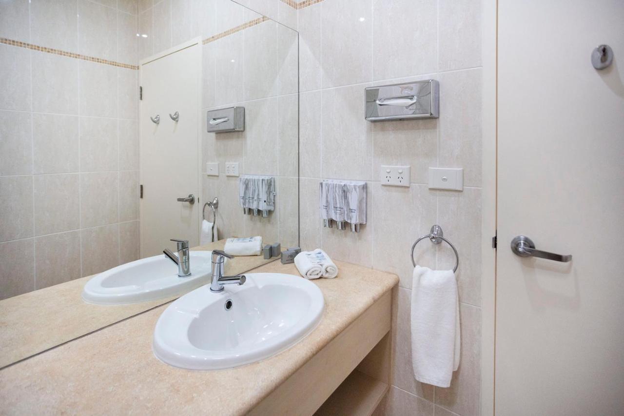 Hawkesbury Race Club Motel Windsor Dış mekan fotoğraf Bathroom
