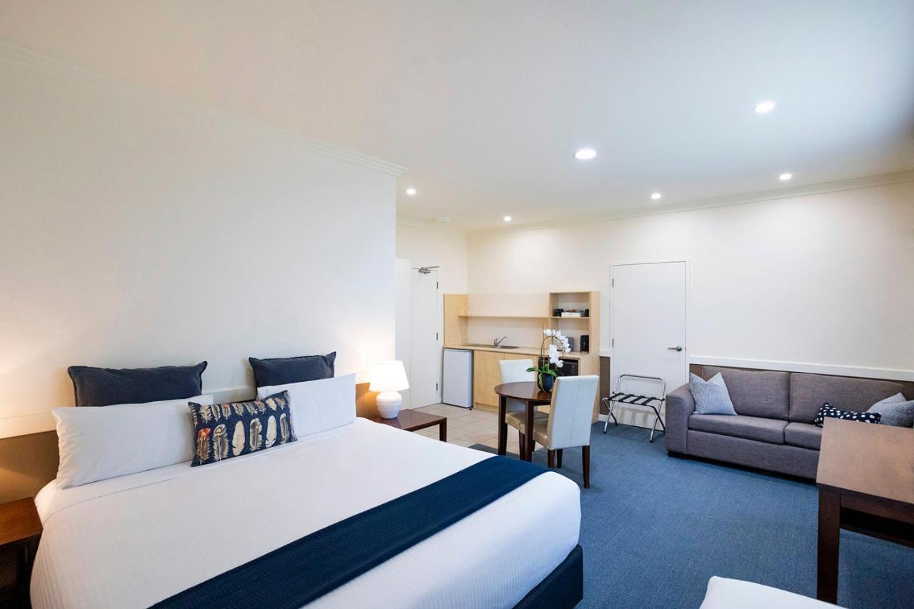 Hawkesbury Race Club Motel Windsor Dış mekan fotoğraf A typical studio apartment