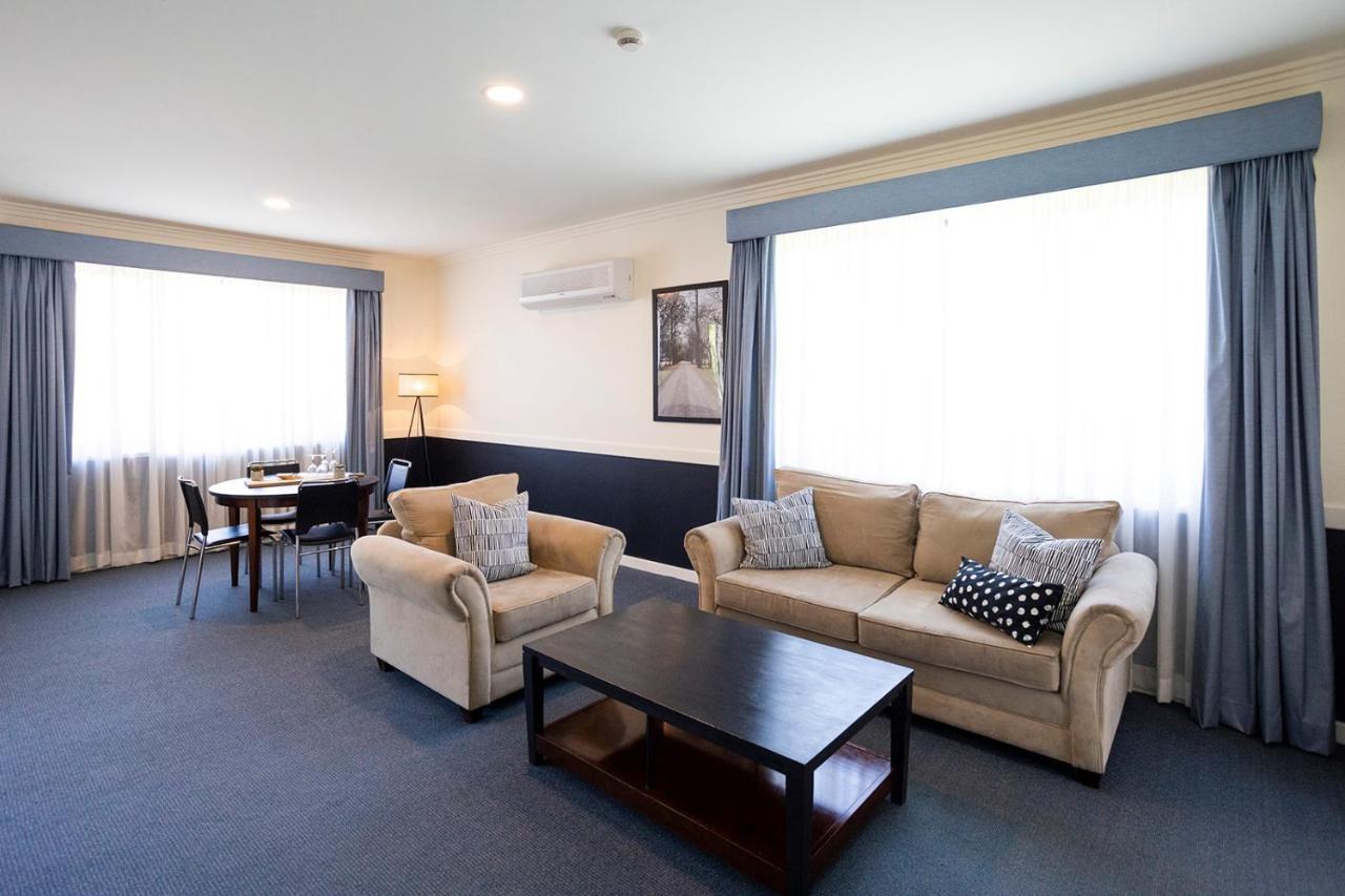 Hawkesbury Race Club Motel Windsor Dış mekan fotoğraf A suite at the hotel