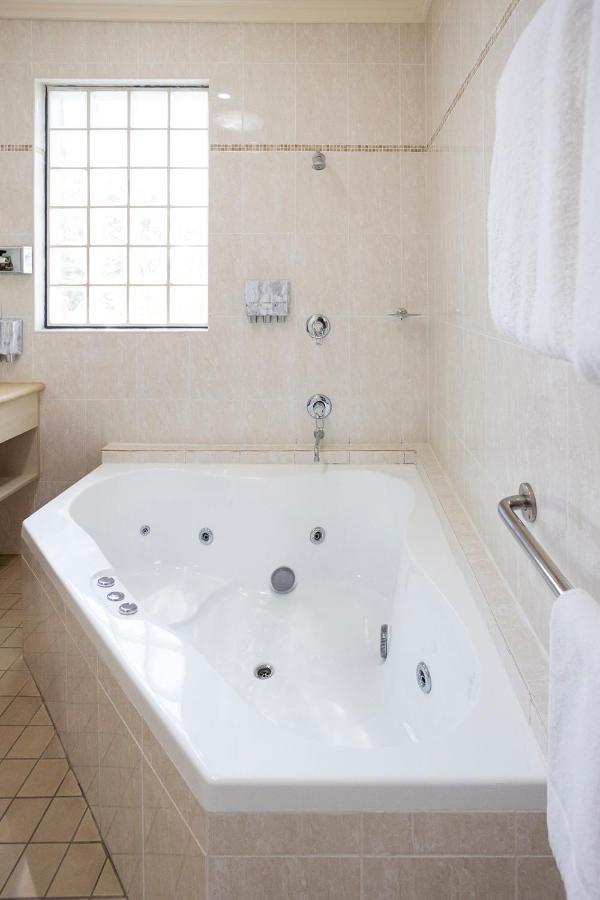 Hawkesbury Race Club Motel Windsor Dış mekan fotoğraf A whirlpool bathtub