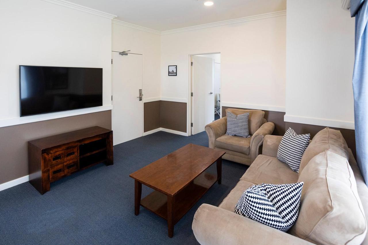 Hawkesbury Race Club Motel Windsor Dış mekan fotoğraf A common room at the University of New England
